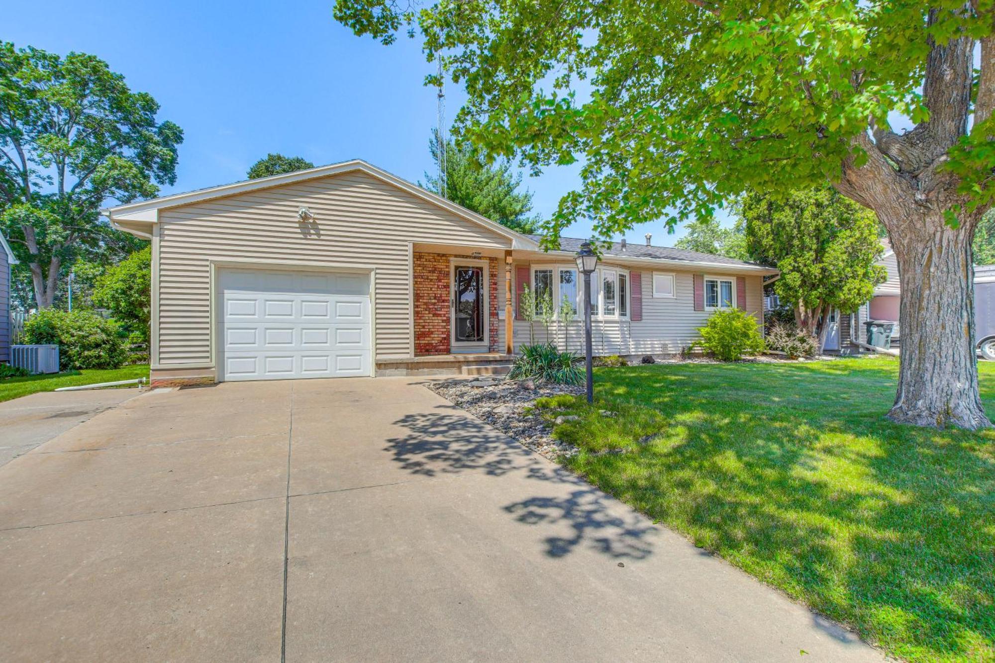 Peaceful Waterloo Home With Furnished Deck! Exterior photo